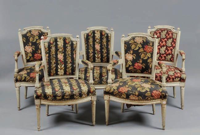 672 Suite de cinq fauteuils à chapeau orné de frétels en bois mouluré, sculpté et rechampi crème ; les accotoirs à colonnettes. Ils reposent sur des pieds ronds cannelés. Époque Louis XVI. Haut.