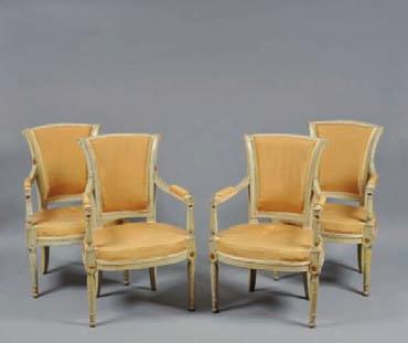 : 56 cm 2 000 / 2 500 AGD 681 Suite de quatre chaises en bois rechampi à dossier renversé et à motif ajouré en forme de lyre ; les pieds ronds