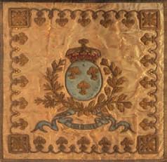 : 4,5 cm environ 150 / 200 159 161 Rare guidon de cavalerie en soie rebrodé d or à motif de fleurs de lys. D une surface, on trouve l inscription Le roi au Régiment de cuirassiers du Dauphin.