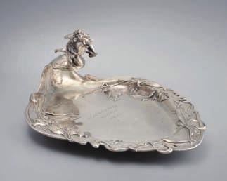 Paris 1819-1838, sauf trois cuillères de table et une fourchette Minerve. On y joint une louche en métal argenté. Poids: 2 kg 390 g. Dans son écrin.