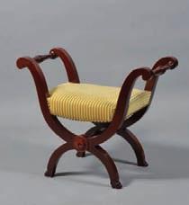 : 66,5 cm Prof. : 45,5 cm 1 500 / 2 500 CRD 358 Petit meuble à encadrements de bronze ciselé et doré ouvrant à deux portes en façade.