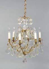 : 39 cm 1 200 / 1 800 AGD 364 Paire de lustres à six lumières de forme cage à pendeloques et métal doré. Style Louis XV. Haut. : 62 cm Diam.