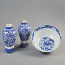 523 524 525 528 529 526 521 Encrier en porcelaine à décor en bleu sous couverte d objets mobiliers. Chine, période Quing. Egrenures. Haut. : 5,5 cm - Larg.