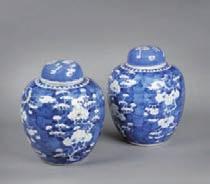 : 14 cm 80 / 100 523 Paire de pots à gingembre couverts en porcelaine à émaux bleu blanc à décor de branches de prunus en fleurs. Chine. Haut.