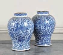 : 40 cm 400 / 600 On y joint une potiche couverte de forme lancelle (éclat au couvercle) 525 Paire de vases balustres en porcelaine et décor en bleu sous couverte d