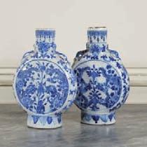 : 30 cm 800/ 1 200 527 Paire de vases balustre à large col et ouverture évasée, en porcelaine craquelé beige et décor en bleu sous couverte d un couple de paon parmi