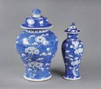 : 52,5 cm 600/ 800 528 Paire de potiches de forme balustre en porcelaine à décor en bleu sous couverte de rinceaux, fleurs et feuillages. Chine, XViiie siècle.