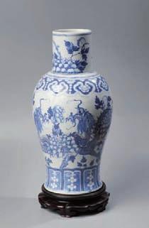 : 19 cm 150 / 200 529 Coupe en porcelaine blanche à décor en bleu sous couverte de Shoulao chevauchant un cygne et de quatre médaillons représentants des baxian.