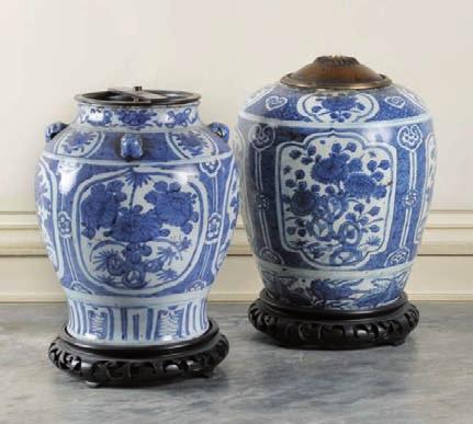 531 Vase balustre à petit col évasé, en porcelaine et décor en bleu sous couverte, la panse à décor de pivoines et chrysanthèmes organisé en réserves polylobées sur fond de grecques, l épaule à décor