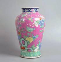 : 32 cm 1 200 / 1 800 531 532 533 Vase boule couvert en porcelaine à décor de meubles et ustensiles dans des réserves quadrilobées sur fond bleu à décor de fleurs. Marqué. Chine, XViiième siècle.