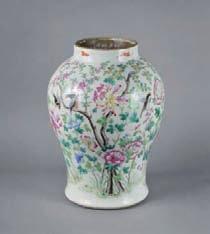: 30,5 cm 150 / 200 544 Canton, grande coupe en porcelaine et émaux de la famille rose à décor de personnages, objets mobiliers, papillons et fleurs.