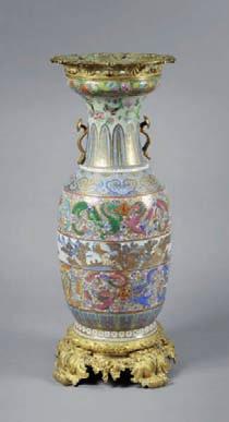 : 37 cm 300 / 500 548 Plat en porcelaine et émaux de famille Doucai à décor de grenadiers et bambous sur lesquels vole un oiseau.
