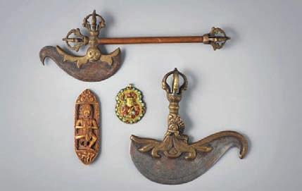 : 37 cm 200 / 400 562 564 Pendentif en cuivre doré repoussé à incrustations de corail et turquoise représentant une divinité. népal, XiXe siècle. Haut.