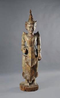 570 569 grand sujet en bois anciennement laqué, représentant un gardien de temple debout portant le costume traditionnel.