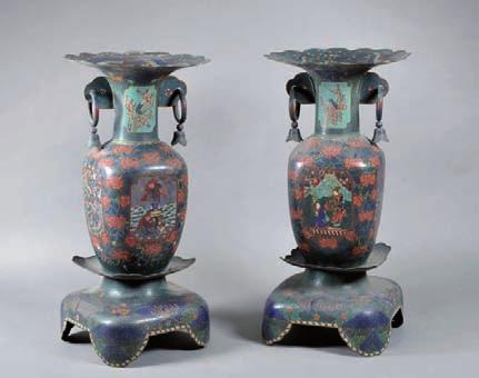: 30,5 cm On y joint une paire de vases balustres en émaux cloisonnés sur fond bleu, à décor de pivoines. Haut. : 31 cm Vers 1900.