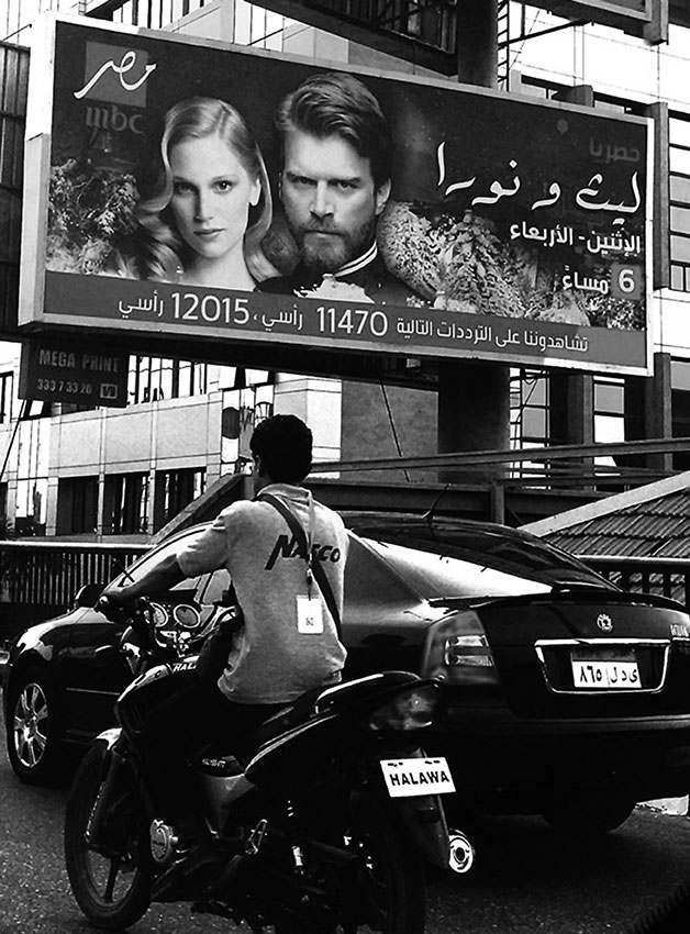 137 Cette affiche dans les rues du Caire fait la publicité pour la série turque Kurt Seyit ve Şura diffusée par la chaîne en arabe MBC.