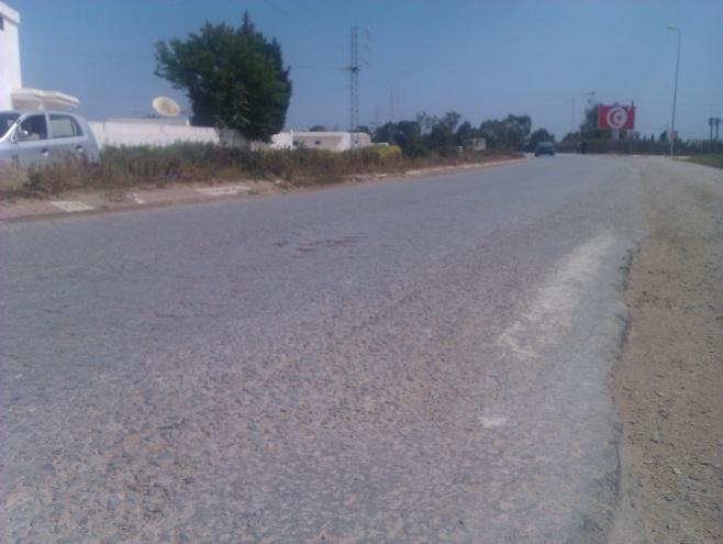 Etude d'impact sur l Environnement La route RR27 traverse la Z.I d El Mazraa, la ville de Tazarka sur, environ, 2 Km et la ville de Korba sur un linéaire d environ 5 Km.