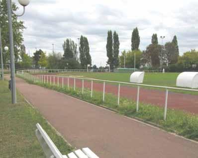 création de vestiaires à la place de l ancienne tribune. Les travaux pour y créer un terrain de football en pelouse synthétique démarrent cet été.