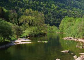 Des rives du Doubs aux Franches-Montagnes Le Doubs, magnifique cours d eau emblématique de la région, marque la limite nord du Parc, entre la localité des Brenets (NE) forte de ses extraordinaires