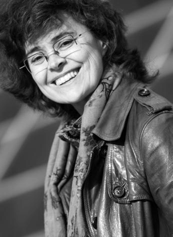 VÉRONIQUE LACROIX DIRECTRICE ARTISTIQUE Lauréate de plusieurs prix de direction d orchestre, Véronique Lacroix fonde l Ensemble contemporain de Montréal (ECM+) en 1987 pour travailler de près avec