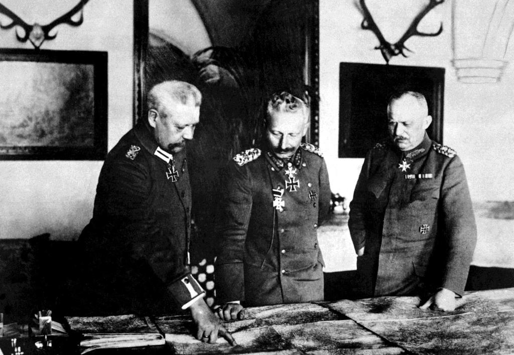 27 En tant que Roi de Prusse, Guillaume II (ici entouré de Hindenburg et Ludendorff) était servi par les soldats Bartkowiak, Bauer, Blunke, Bönsch, Brinkmann, Buchterkirche, Bucher, Dorfner,