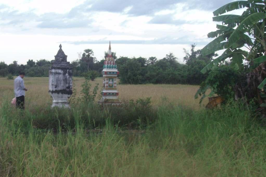 12 Figure 7. Katong à l arrière des baan, au milieu des rizières, la lisière de la forêt sèche au loin Source : DAO d Anourak Visouthivong.