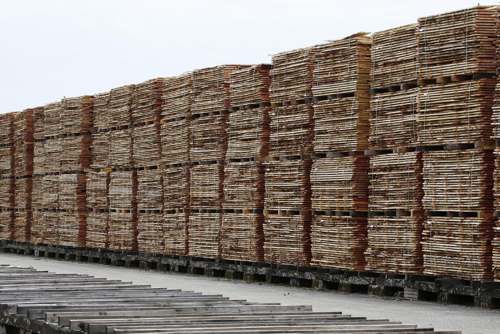 CONCEVOIR ET FABRIQUER DES CERCUEILS Tous les cercueils sont fabriqués dans les deux usines françaises d OGF à partir de 99 % de bois français labellisés PEFC (pan european