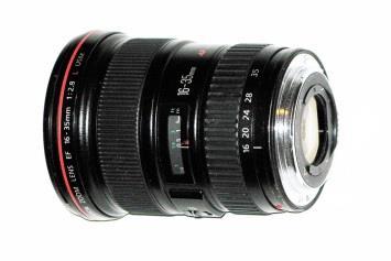 (maxi ) Zoom Canon 24-70 mm f/2.8. Zoom Nikon DX 18-300 mm pour boîtier à capteur APS-C.