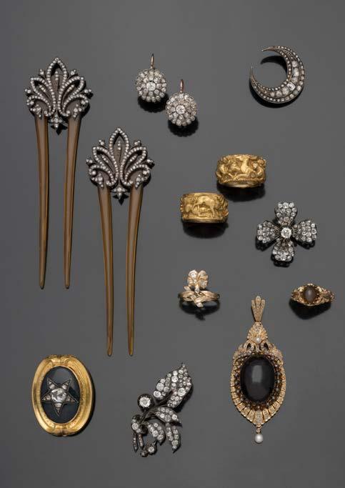 171 Paire de pendants d oreilles en or 750 et argent 800 millièmes, à décor de rosace habillée de diamants taille ancienne dont un plus important au centre en serti griffe.