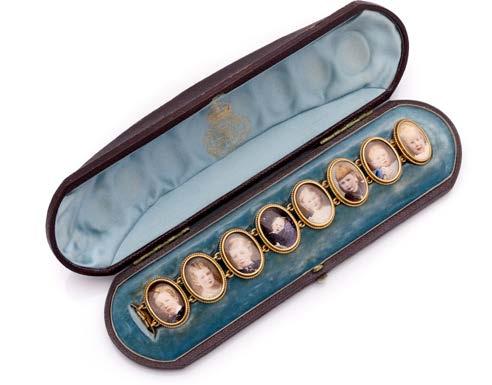 200 Bracelet articulé en or 585 millièmes composé d une suite de maillons ovales représentant les portraits des 8 enfants de la Princesse Victoria du Royaume-Uni (1840-1901).