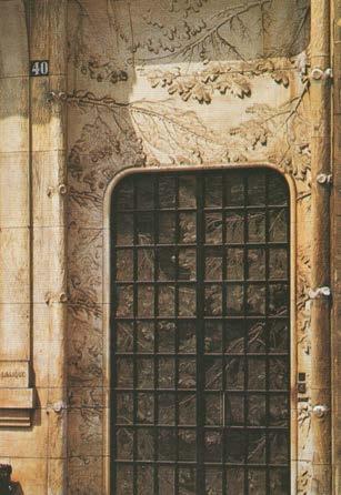 La porte est bien appropriée avec sa décoration typique à la Lalique.