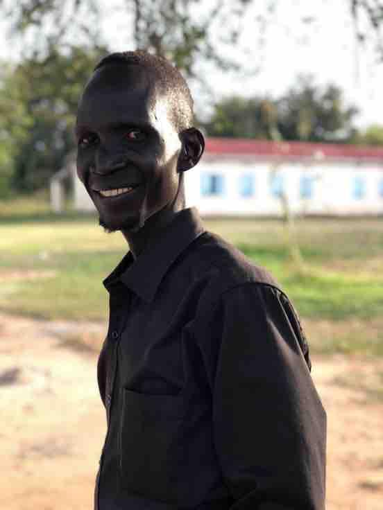 Arguant était enseignant en primaire dans l Etat du Bahr el Gazal du Nord, à la frontière avec le Darfour, au Soudan. Puis il a vécu à Khartoum.
