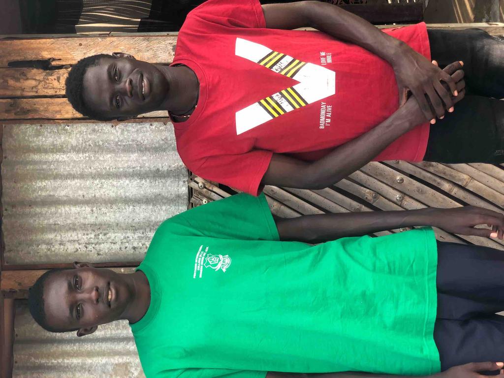 8.4. Témoignages de cinq anciens du programme Philip (22 ans) et Pasquale (20 ans) Joseph Garang (S3 et S1) Philip (à droite sur la photo) et Pasquale sont deux frères Dinkas originaires d Aweil,