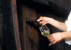 La Vinification en Alsace Au bout de trois à quatre semaines, à la fin de la fermentation, les vins sont soutirés pour éliminer les lies les plus importantes (levures ayant épuisé leurs ressources en