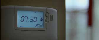 Thermostat d ambiance, vannes thermostatiques et régulateur de chaudière commandé en fonction du climat se combinent à cet égard.