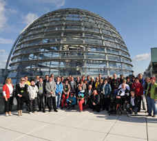 Visite sur invitation des députés Des groupes de visiteurs (10 participants au moins) peuvent être invités par un membre du Bundestag à une visite d information ou à une séance plénière, pour un