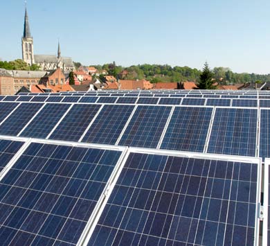 Investissements supplémentaires dans les panneaux solaires Ces dernières années, le Groupe Colruyt a beaucoup investi dans les panneaux solaires photovoltaïques, qui transforment l énergie solaire en