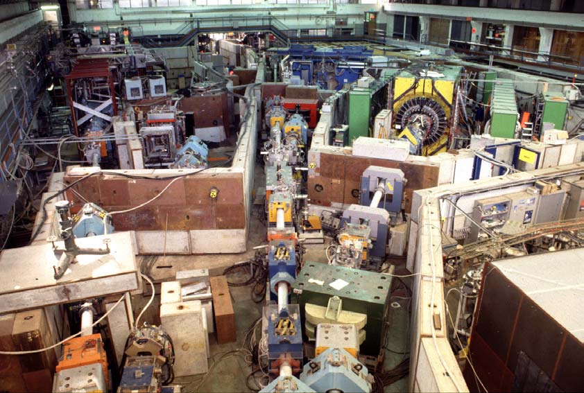 Le hall expérimental de LEAR Photo CERN CNRS-IN2P3 et CEA-DSM-DAPNIA -T26 CP-LEAR a utilisé les protons de basse énergie fournis par l anneau LEAR (Low Energy Antiproton Ring) du CERN.