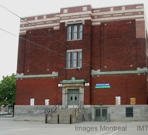 Mon école est à Montréal, rue Berri. C est une belle école primaire toute faite de briques.