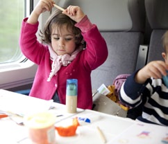 TGV FAMILY LES VACANCES EN FAMILLE COMMENCENT DANS LE TRAIN. SNCF permet aux familles de voyager tout en partageant de bons moments à bord de voitures qui leur sont spécialement dédiées.