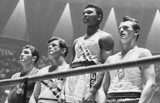 10 EXPOSITION HOPE 2. PROCLAMER L ÉGALITÉ NIVEAU 0 Écrans tactiles Sortie S INSPIRER DES LÉGENDES Mohamed Ali sur le podium aux Jeux Olympiques de Rome en 1960.