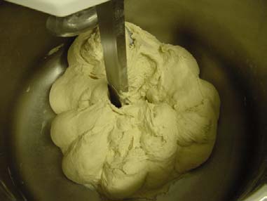 ETAPES DE LA PREPARATION MELANGE ET PETRISSAGE L'objectif du pétrissage est d'obtenir une répartition uniforme des composants dans la masse de la pâte.