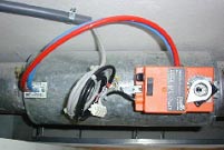 Étape 6 : Montage et raccordement des tuyaux de pression différentielle Relier le régulateur monté au tuyaux de pression différentielle Étape 8 : Raccordement de l'armoire électrique - Le câble