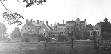 Le contexte Le Bishop s College, vers 1889 Cette institution au charme oxfordien est implantée à Lennoxville, dans les Cantons-de-l Est, depuis 1843. Photo : Fred C.