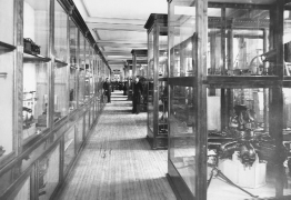 Le contexte Cabinet de physique Vers 1934 Photo : W.B.