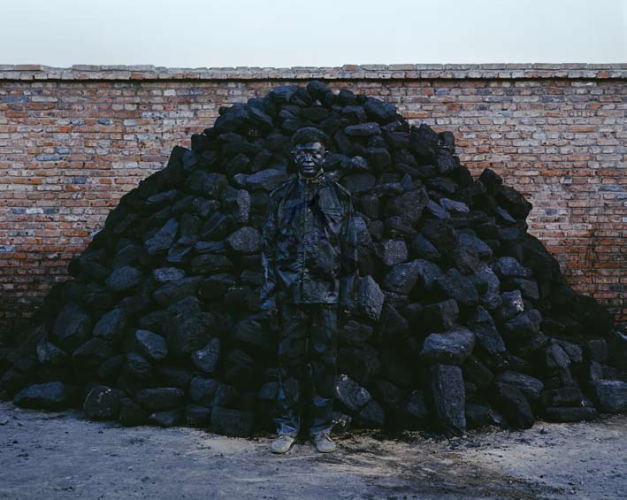 Liu Bolin, Hiding in the city-95 Pile of Coal, 2010 (Courtesy Yu Gallery, Paris, France) ont déjà interprété certains signes avant-coureurs et transféré dans les pays «post-développés» les industries