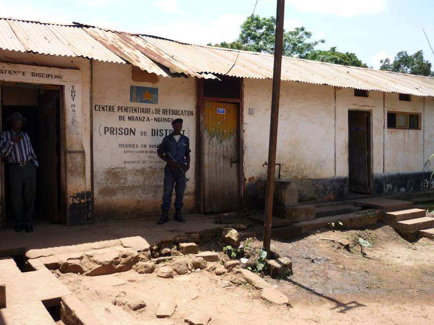Le bâtiment qui abrite la prison de Songololo date de 1959. Il y avait deux détenus au moment de la visite, six autres personnes étaient emprisonnées au cachot de la police à Kimpese.