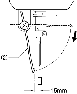 Desserrer la vis (5) et procéder au réglage de la position du dispositif de marche arrière (2) de sorte que la distance entre le dispositif et la