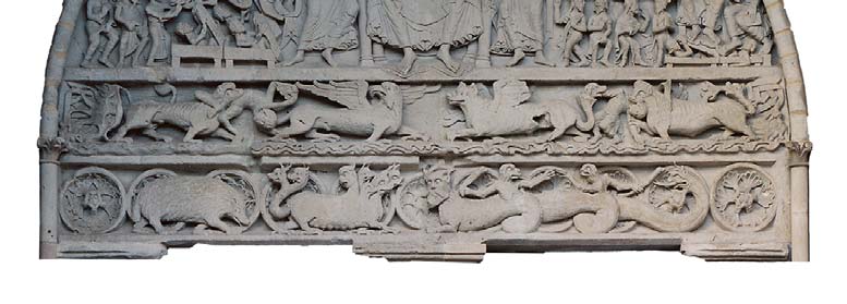 La sculpture occupe l'espace semi-circulaire du tympan. Le Christ, démesuré par rapport aux autres personnages (2, 10 mètres), trône en majesté et occupe la place centrale de la composition.