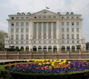 Le roi Tomislav La gare Le Pavillon des Arts L hôtel Esplanade Le Pavillon des Arts Bâti à l occasion de l exposition millénaire de Budapest, en 1896, le Pavillon des Arts est situé sur la place du